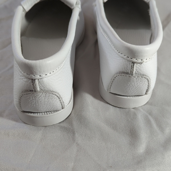 NEW Minnetonka White Moccasins with Red Accents - Picture 9 of 16